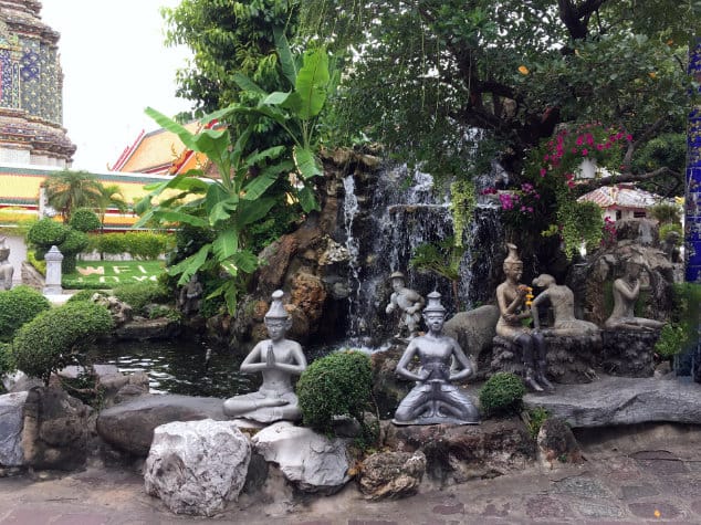 Statuen verkörpern die Positionen und Übungen des Ruesi Dat Ton (Thai Yoga)