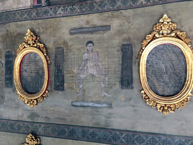 Die Energielinien in der Thai Massage dargestellt auf Steintafeln im Wat Pho